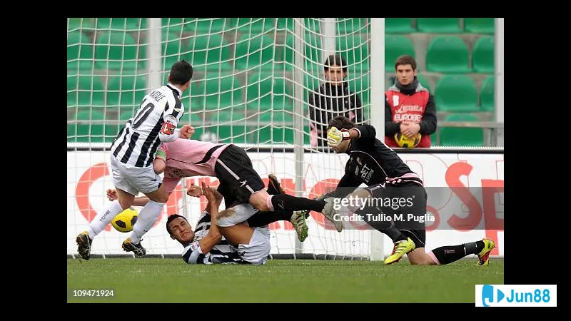 Hình ảnh hành động trong trận đấu giữa Udinese và Palermo Hình ảnh hành động trong trận đấu giữa Udinese và Palermo