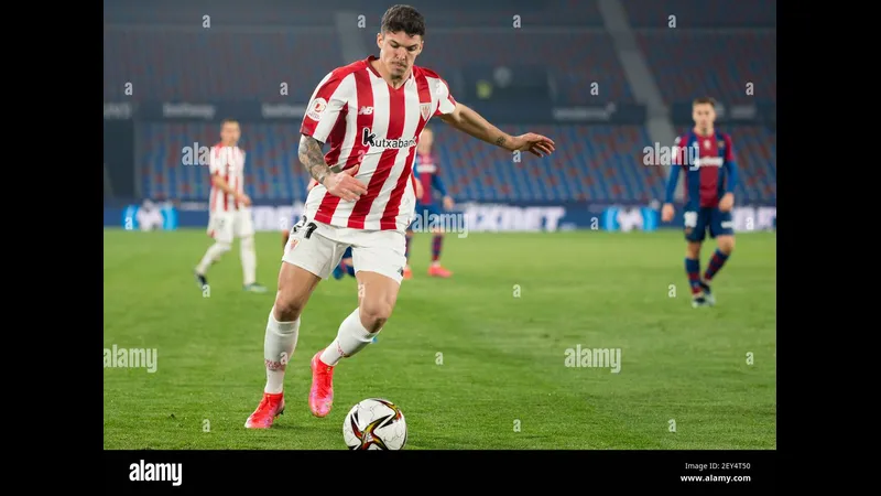 Cầu thủ của Levante đang tiến vào vòng cấm của Athletic Bilbao với tinh thần quyết tâm cao Cầu thủ của Levante đang tiến vào vòng cấm của Athletic Bilbao với tinh thần quyết tâm cao